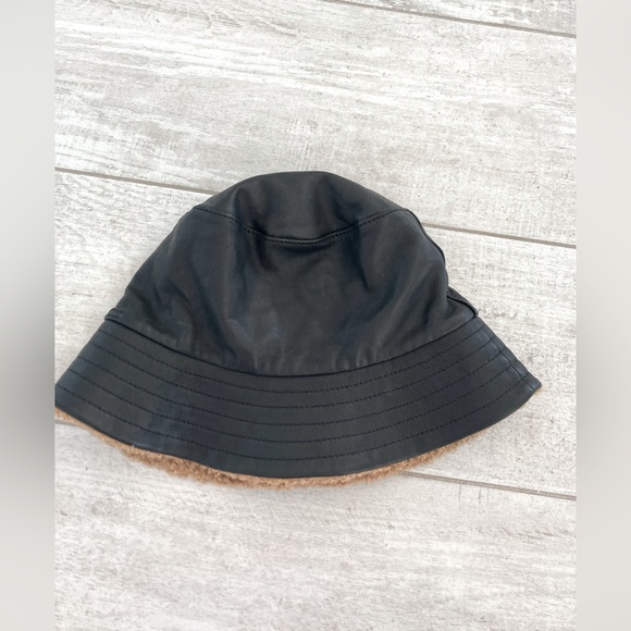 NWOT Danier Leather Reversible Bucket Hat - Picture 3 of 5